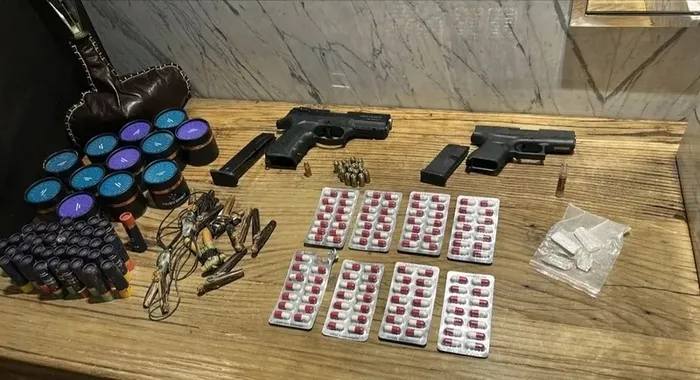 son-dakika-uyusturucu-operasyonu-buyuyor-ezgi-eyuboglu-dahil-8-kisi-gozaltinda-1766139172933.jpeg Ele geçirilen silah ve uyuşturucular (Sosyal medya)