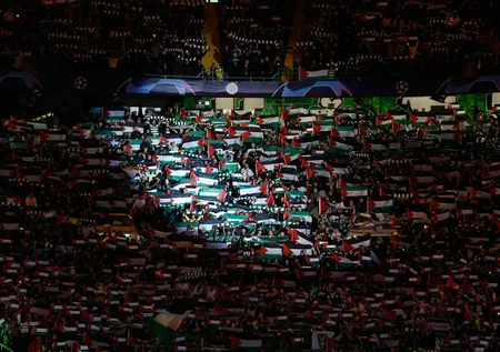 Celtic taraftarı Filistin'e destekten vazgeçmiyor! Şampiyonlar Ligi maçında dünyaya Gazze mesajı