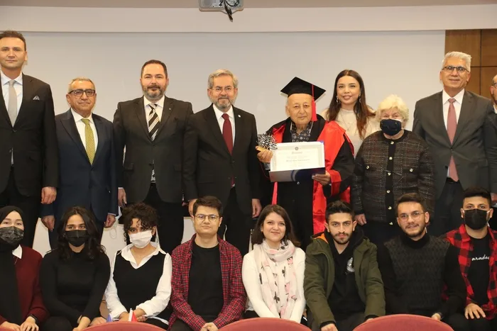 zor-bitiremezsin-dediler-82-yasinda-hukuk-fakultesinden-mezun-oldu-1645773244778.jpg ‘Zor bitiremezsin’ dediler! 82 yaşında hukuk fakültesinden mezun oldu - 1