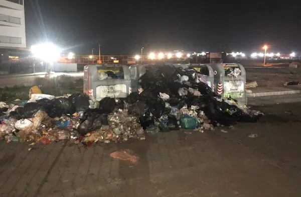 İzmir çöpten geçilmiyor! Çiğli’de çöpler konteynerlerden sokağa taştı