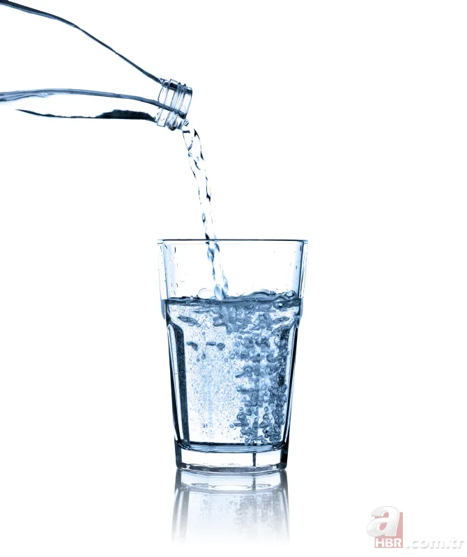 Su içerek zayıflamak mümkün mü? Günde kaç bardak su içmeli? Uzman isim uyardı: 8 bardağın altında içiyorsanız... 12