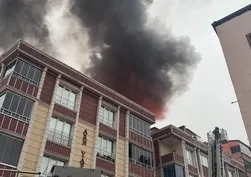 Arnavutköy’de korku dolu anlar! Çatıda çıkan yangın yan binaya sıçradı