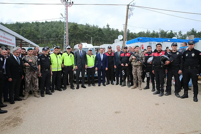 Hükümetin gözü kulağı deprem bölgesinde! Bakan Bayraktar depremzedeleri tek tek ziyaret etti - 3