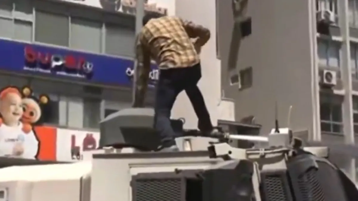 CHP'li provokatör iş başında! TOMA'ya çıkıp zarar verdi