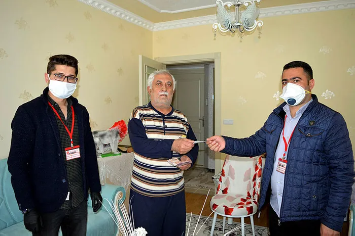 Emekli maaşını evinde alan Keleş, kampanyaya 100 TL bağışta bulundu - 1