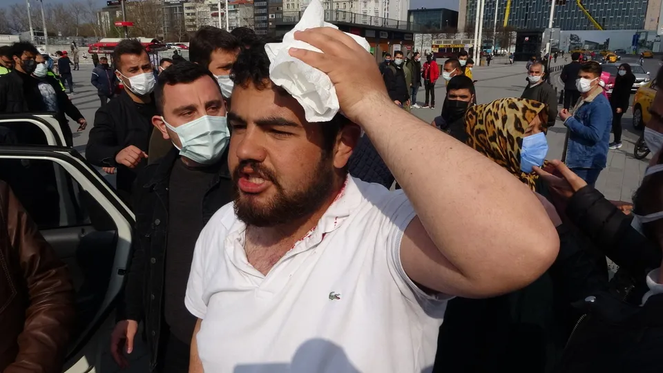 Son dakika | Taksim'de İBB zabıtaları seyyar satıcıyı kanlar içinde bıraktı