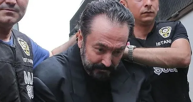 Adnan Oktar duruşmasında ilginç anlar! Kadın sanıkların iltifatlarını duyan Oktar’dan tuhaf tepki