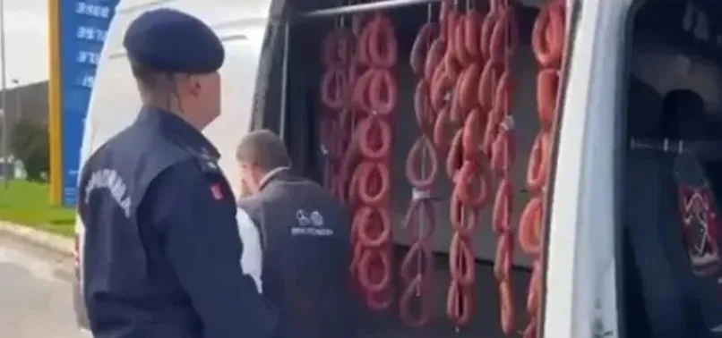 Oto yıkamacıda sucuk yıkama rezaletine şaşırtan savunma: Tozlanmışlardı!