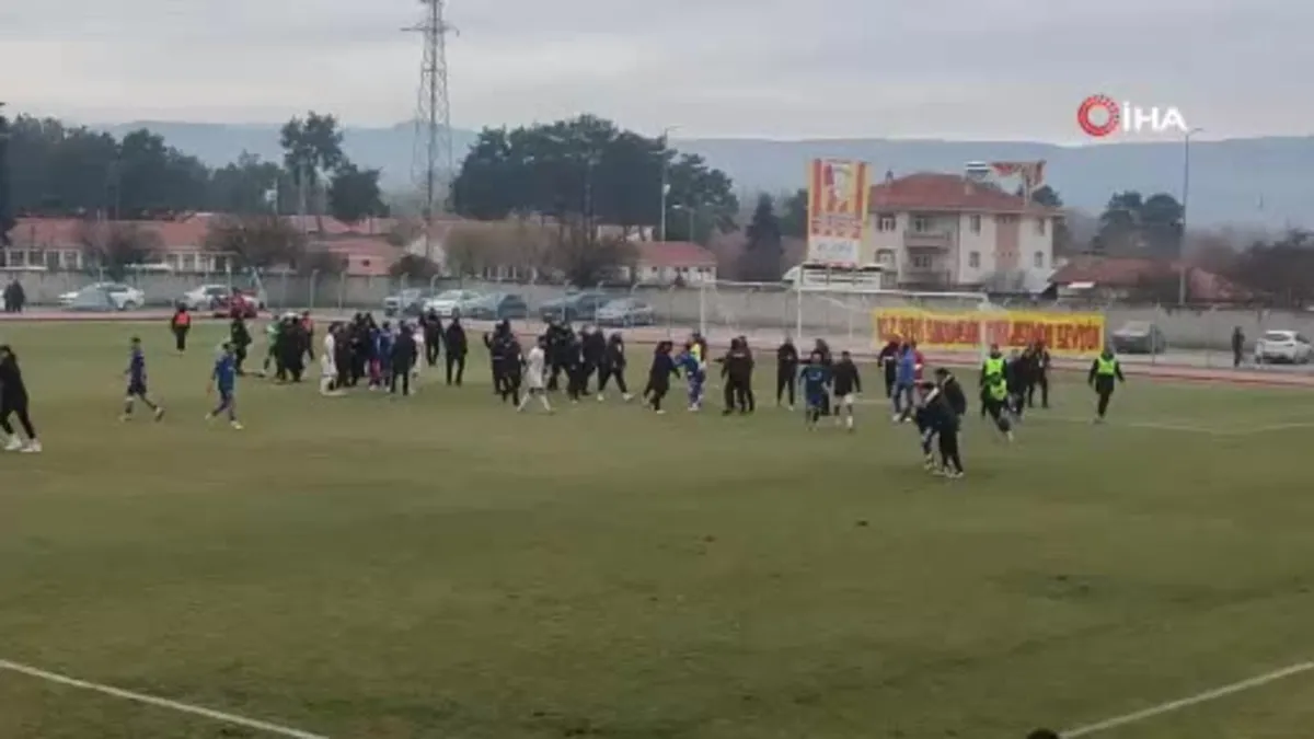 Amatör maçta saha karıştı polis ekipleri güçlükle ayırdı