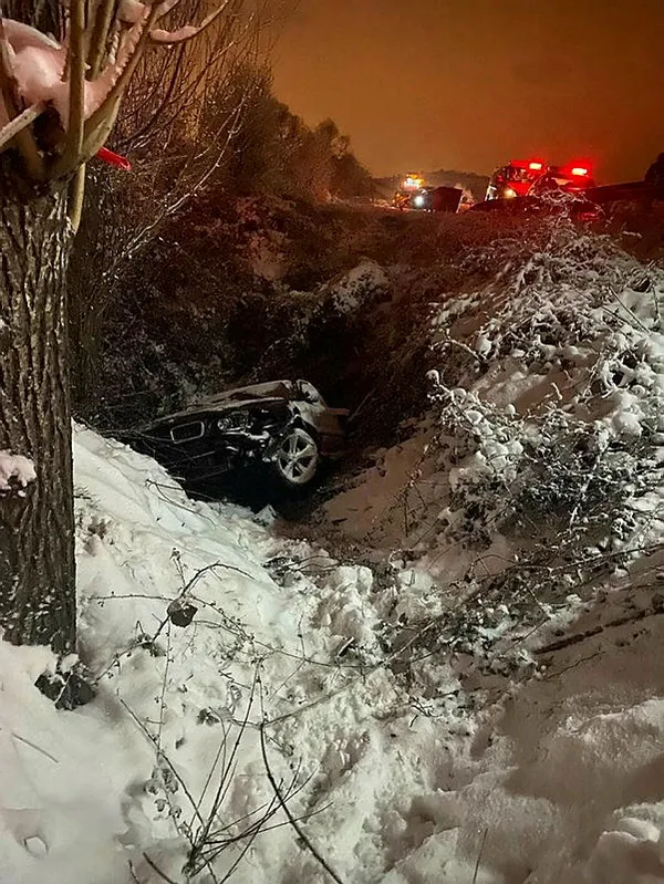 1642887131564.jpg Buzlanma kazayı getirdi! Bursa'da dere yatağına uçan araçta bir kişi hayatını kaybetti üç kişi yaralandı - 1
