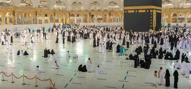 Mescid-i Haram’da sosyal mesafesiz sabah namazı kılındı!