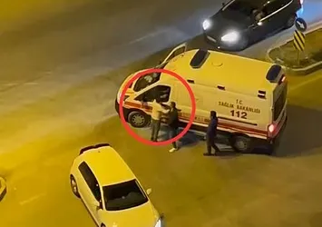 Adana'da ambulans şoförüyle tartıştı! Aracın camını yumrukladı