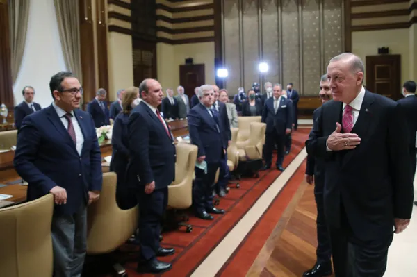 Bir dönem sona erdi! Başkan Erdoğan açıkladı: Maske zorunluluğu kalktı! 2 yerde zorunluluk sürecek