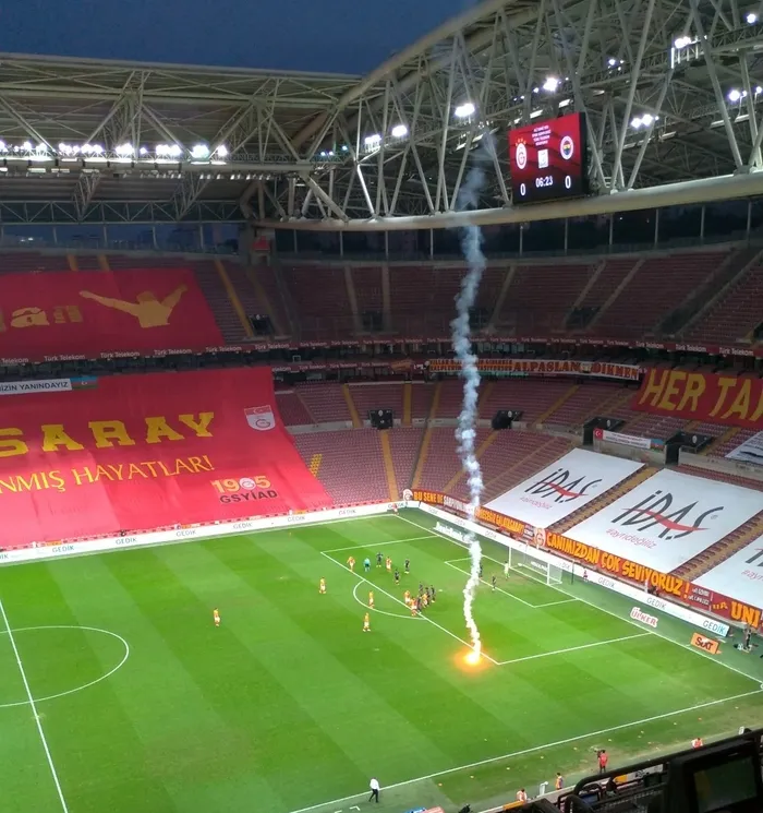 Seyircisiz oynanan Galatasaray-Fenerbahçe derbisinde sahaya meşale atıldı - 2