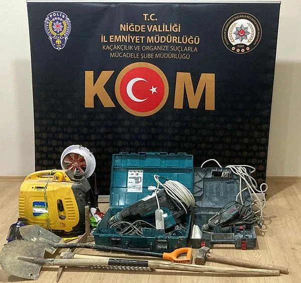 evde-kacak-kazi-yaparken-yakalandilar-13-metre-derine-inmisler-1631793282969.jpg Evde kaçak kazı yaparken yakalandılar; 13 metre derine inmişler - 1