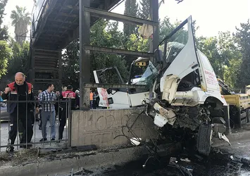 Adana’da korkunç kaza! Vince sıkıştılar
