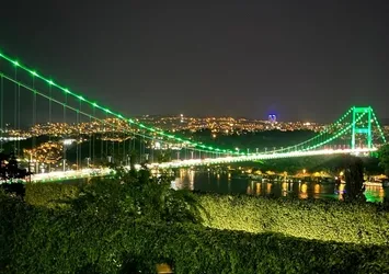 FSM Köprüsü Skolyoz Farkındalık Günü nedeniyle yeşile büründü