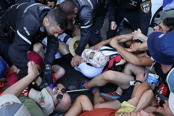 Eski Mossad Başkanı Tamir Pardo: İsrail ikiye bölünmüş durumda!