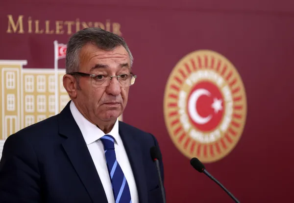 CHP ve HDP’den Meclis’te provokasyon! Burak Erbay Kürsüde çekiçle telefon kırdı! TBMM Başkanı Şentop’tan ilk yanıt: Kürsüler şov yeri değil