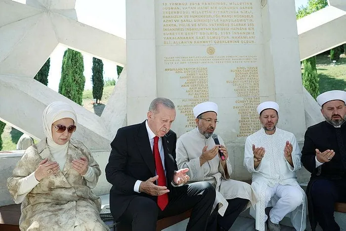 15-temmuz-destani-8-yasinda-baskan-erdoganin-ilk-duragi-uskudardaki-15-temmuz-sehitler-makami-1721036447646.jpeg
