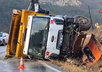 Karabük'te tuzlama aracı devrildi: 2 yaralı