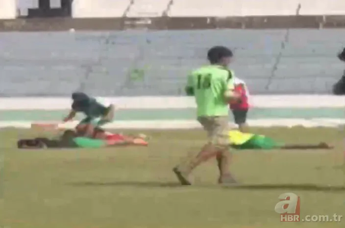 Futbolcular neye uğradıklarını şaşırdı! Futbol sahasını bastılar 2