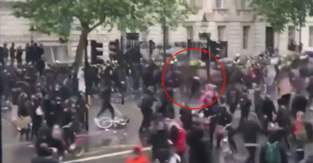 Son dakika: İngiltere'de polis attan düştü! Başıboş kalan at... |Video