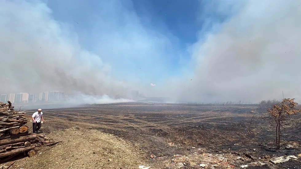 Silivri'de yerleşim yerlerine yakın alanda yangın! Kontrol altına alındı - 1