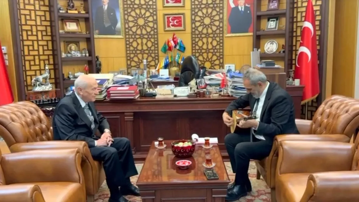 Sanatçı Yavuz Bingöl Bahçeli'ye ziyaret! Anlamlı hediye duygulandırdı