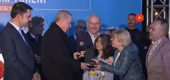 Yangın mağduru Çetin ailesine yeni evlerinin anahtarını Başkan Erdoğan verdi! Hüseyin Çetin yapılabileceğini düşünmemiştim demişti