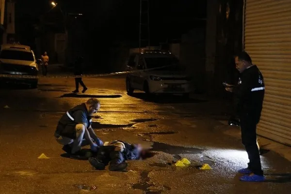 adanada-sokak-kana-bulandi-silahli-catismada-1-kisi-hayatini-kaybetti-1653027066313.jpg Adana’da sokak kana bulandı! Silahlı çatışmada 1 kişi hayatını kaybetti - 2