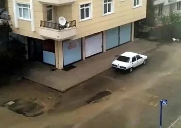 Ankara'da yollar göle döndü ağaçlar devrildi! Sağanak ve fırtına başkenti vurdu