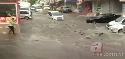 Esenyurt’ta sağanak yağışın ardından rögarlar patladı! Yollar caddeler göle döndü: O anlar kamerada