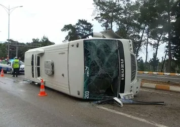 Kemer'de tur midibüsü devrildi: 13 yaralı