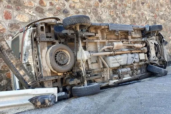 Ağrı’dan Trabzon’a hasta götüren ambulans Gümüşhane'de kaza yaptı - 1
