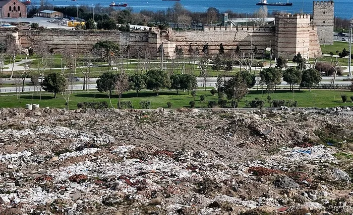 ibb-ve-iskiden-tarihe-saygisizlik-kazlicesme-meydani-copluge-dondu-1772018454661.jpeg İBB ve İSKİ'den tarihe saygısızlık: Kazlıçeşme meydanı çöplüğe döndü - 1