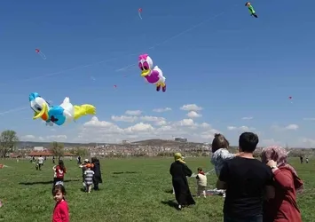 Uçurtma şenliği ile gökyüzü renklendi