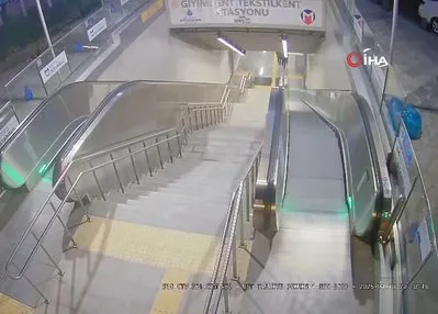 Yürüyen merdivene çöp ve lastik attılar!