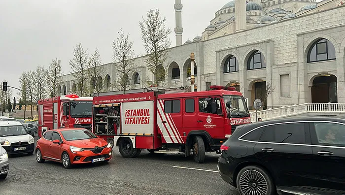 SON DAKİKA! İstanbul Çamlıca Camii otoparkında otomobil alev alev yandı - 4