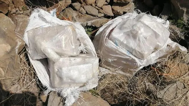 vanda-bos-arazide-ve-olu-at-sirtinda-102-kilo-eroin-ele-gecirildi-1620655982983.jpg Van'da boş arazide ve ölü at sırtında 102 kilo eroin ele geçirildi - 3