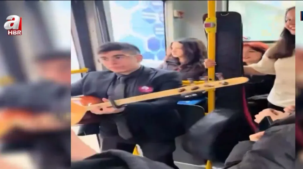 Otobüste türkü söylediler: Öğrencilerin performansı gündem oldu