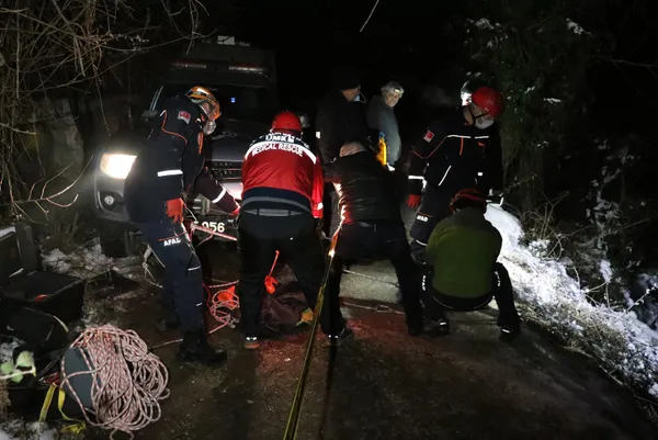 1640401508688.jpg Yoldan çıkan otomobil uçuruma yuvarlandı! Feci şekilde can verdi - 2