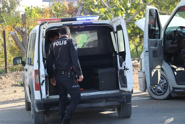 Denizli’de minibüs lastikleri kapanla patlatılarak durduruldu! İki çocuk kaçırmış - 3