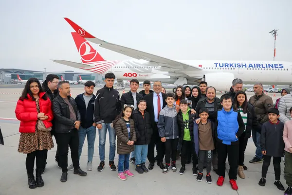 onun-adi-tek-yurek-thynin-400uncu-ucaginin-ilk-yolculari-depremzede-cocuklar-ve-aileleri-oldu-duygulandiran-an-1677938787297.jpg Onun adı “Tek Yürek”! THY’nin 400'üncü uçağının ilk yolcuları depremzede çocuklar ve aileleri oldu | Duygulandıran anons - 4
