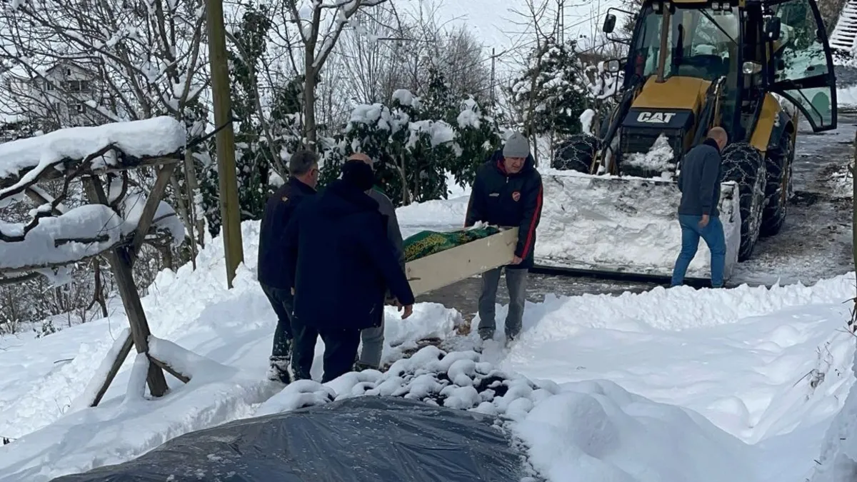 Rize'de cenaze iş makinesi ile taşındı