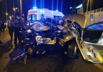İstanbul'da feci kaza! Araçlar kullanılamaz hale geldi