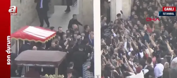 Başkan Recep Tayyip Erdoğan İstanbul’da! Gazeteci ve vatandaşlara simit dağıttı