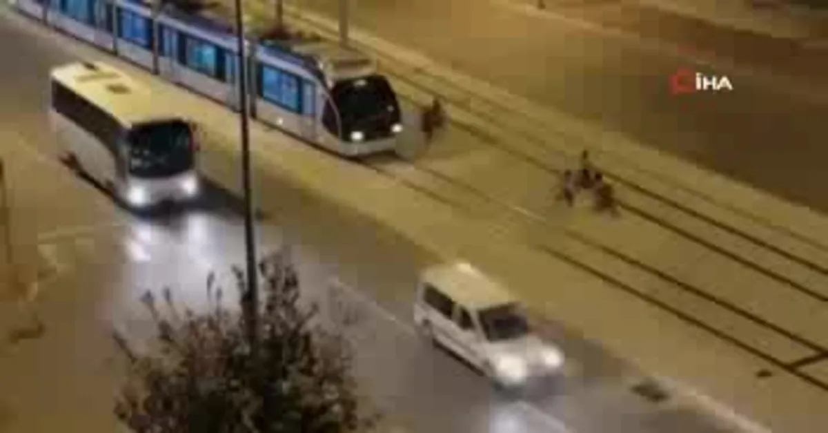 Çocukların tramvayla ölüm oyunu kamerada