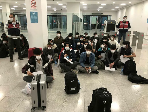 1651871281877.jpg 121 Afganistan uyruklu göçmen sınır dışı edilmek üzere İstanbul Havalimanında! - 3