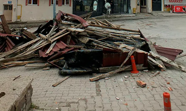 Kuvvetli rüzgarlar Türkiye'yi etkisi altına aldı! Ankara ve birçok ilde çatılar uçtu - 4
